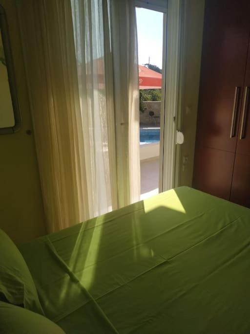 Greek Style Ground Floor Apartment & Pool เอียลิซอส ภายนอก รูปภาพ