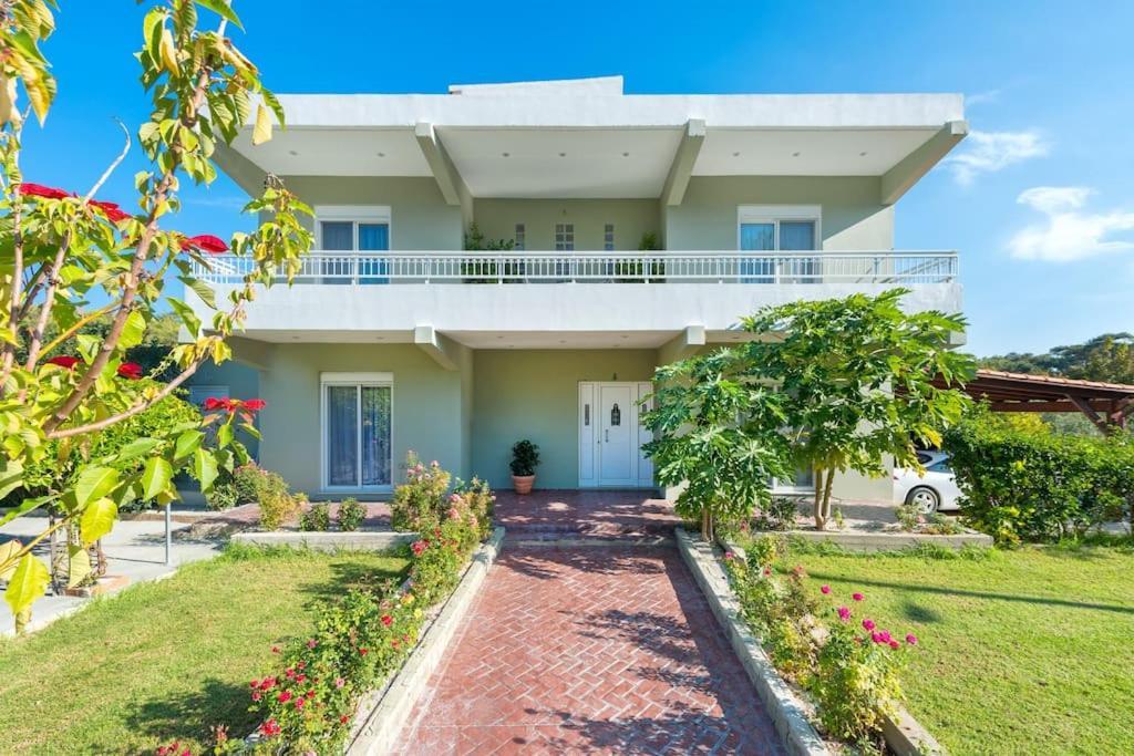 Greek Style Ground Floor Apartment & Pool เอียลิซอส ภายนอก รูปภาพ