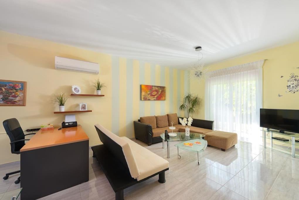 Greek Style Ground Floor Apartment & Pool เอียลิซอส ภายนอก รูปภาพ