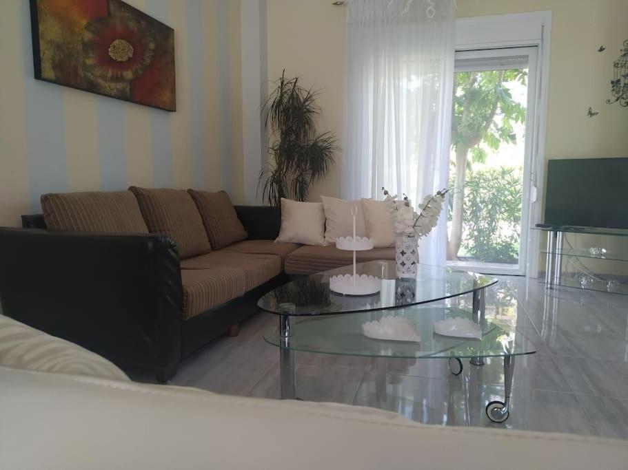 Greek Style Ground Floor Apartment & Pool เอียลิซอส ภายนอก รูปภาพ