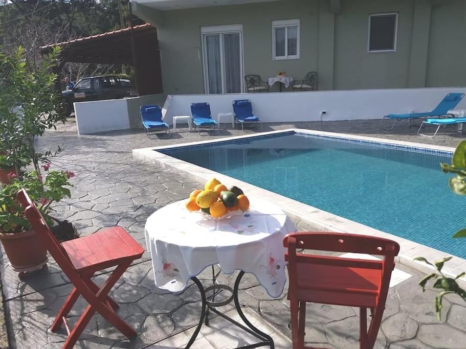 Greek Style Ground Floor Apartment & Pool เอียลิซอส ภายนอก รูปภาพ