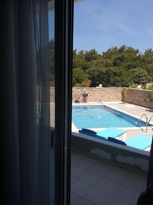 Greek Style Ground Floor Apartment & Pool เอียลิซอส ภายนอก รูปภาพ